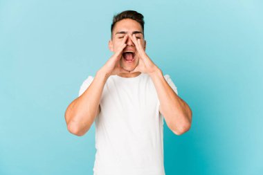 Genç, beyaz, yakışıklı bir adam tecrit edilmiş, bağırıyor..