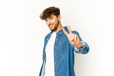 Beyaz arka plandaki genç Arap adam iki numarayı parmaklarıyla gösteriyor..