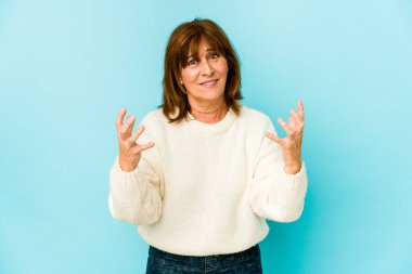 Üst düzey beyaz kadın gergin elleriyle çığlık atarak kendini soyutladı..