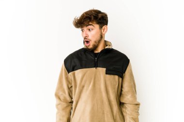 Beyaz arka plandaki genç Arap adam gördüğü bir şey yüzünden şoka uğruyor..