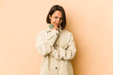 Genç İspanyol kadın düşüncelere dalıp yukarı bakıyor, düşüncelere dalıyor, hayal kuruyor..