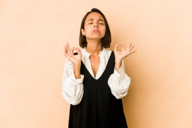 Genç İspanyol kadın yoğun çalışma gününden sonra dinleniyor. Yoga yapıyor..