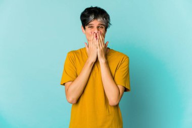 Renkli arka planda poz veren sıska, genç bir İspanyol. 