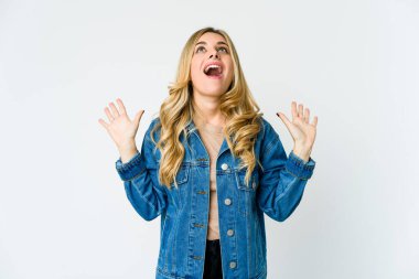 Kafkasyalı genç sarışın kadın gökyüzüne bağırıyor, yukarı bakıyor, hayal kırıklığına uğramış..