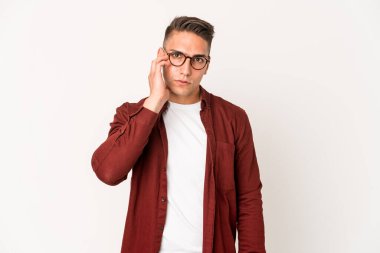 Kafkasyalı yakışıklı bir adam yalnızken yanakları patlatıyor, yorgun bir ifade takınıyor. Yüz ifadesi kavramı.