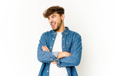 Beyaz arka planda genç bir Arap komik ve dost canlısı bir dil uzatıyor..