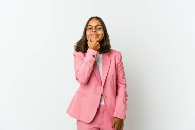 Beyaz arka planda soyutlanmış genç Latin iş kadını bir fikri, ilham konsepti var..