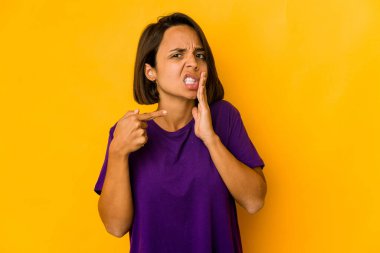 Sarıda izole edilmiş genç İspanyol kadın güçlü bir diş ağrısı, azıdişi ağrısı var..