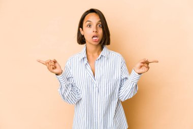 Genç İspanyol kadın farklı kopya alanlarını işaret ederek izole edilmiş, birini seçmiş, parmaklarıyla göstermiş..