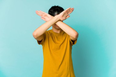 Renkli arka planda poz veren sıska, genç bir İspanyol. 