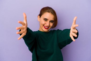 Genç Arap melez kadın zaferi ya da başarıyı kutluyor, şaşırdı ve şok oldu..