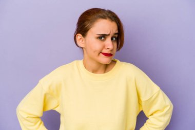 Genç Arap melez kadının kafası karışık, kuşkulu ve kararsız..