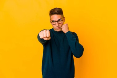 Genç, yakışıklı, beyaz bir adam münakaşa sonucu yumruk atıyor, öfke gösteriyor, kavga ediyor..