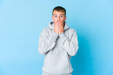 Beyaz tenli yakışıklı adam elleriyle ağzını kapatırken şok oldu..