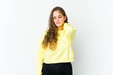 Oturaklı yaşam tarzından dolayı boynu ağrıyan beyaz bir kadın..