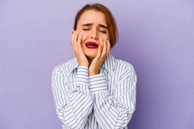 Genç Arap melez kadın mızmızlanıyor ve ağlıyor..