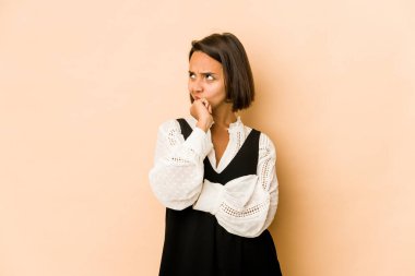 Genç İspanyol kadın düşüncelere dalıp yukarı bakıyor, düşüncelere dalıyor, hayal kuruyor..