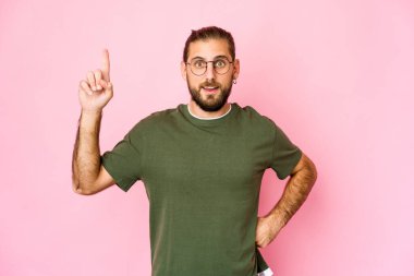 Uzun saçlı genç adamın bir fikri, ilham konsepti var..