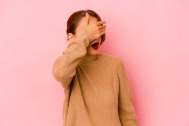 Genç Arap melez kadın elleriyle gözlerini kapatıyor, gülümseyerek bir sürpriz bekliyor..