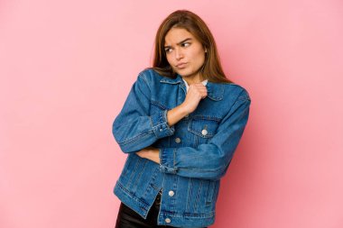 Genç, sıska, Kafkas ergen kız kafası karışmış, kuşkulu ve güvensiz hissediyor..