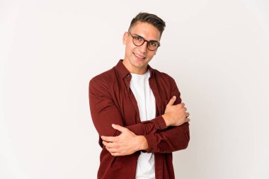 Kafkasyalı yakışıklı genç adam yalnız gülüyor ve eğleniyor..