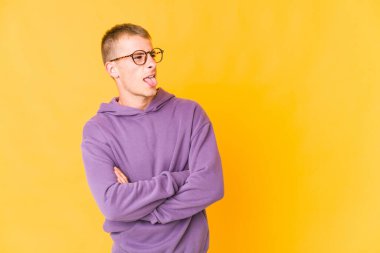 Genç, beyaz, yakışıklı, komik ve dost canlısı bir adam..