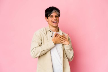 Genç, sıska İspanyol bir adam, dost canlısı bir ifadeye sahip, avuçlarını göğsüne bastırıyor. Aşk konsepti.