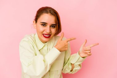 Genç Arap melez kadın işaret parmaklarıyla fotokopi alanını işaret ederek heyecan ve arzusunu ifade ediyor..