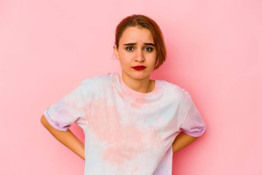 Genç Arap melez kadın üzgün, ciddi yüz, mutsuz ve hoşnutsuz..