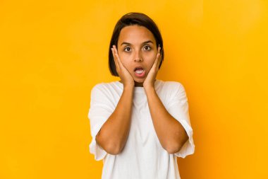 Genç İspanyol kadın sarı çığlıklar içinde izole edilmiş, çok heyecanlı, tutkulu, bir şeyden memnun..