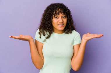 Genç Afrikalı Amerikalı afro kadın, bir kopya alanı tutmak için kafası karışık ve omuz silkiyor..