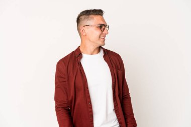 Genç, beyaz, yakışıklı, izole edilmiş, mutlu, gevşemiş, gülen, boynunda dişler olan bir adam..