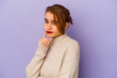 Genç Arap melez kadın kameraya alaycı bir ifadeyle bakıyor..