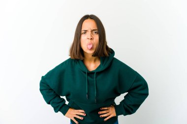 Genç melez kadın. Komik ve arkadaş canlısı. Dili dışarı çıkmış..