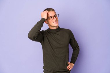 Genç beyaz yakışıklı adam zaferi, tutkuyu ve coşkuyu, mutlu ifadeyi kutluyor..