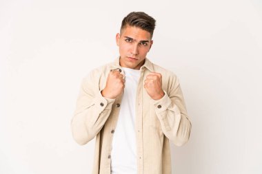 Kafkasyalı yakışıklı bir adam kendini izole edip gergin elleriyle çığlık atıyor..