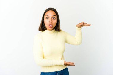 Genç melez kadın, elleri arasında bir kopya alanı tutarken şok oldu ve hayrete düştü..