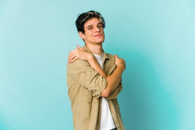 Renkli arka planda poz veren sıska, genç bir İspanyol. 