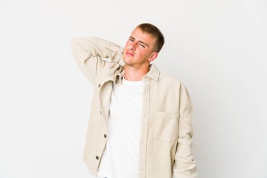 Genç, beyaz, yakışıklı bir adam stres yüzünden boynu ağrıyor. Masaj yapıyor ve eliyle dokunuyor..