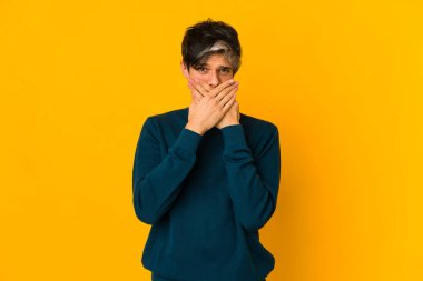 Genç, sıska, ağzı kapalı, elleri endişeli görünen bir İspanyol..