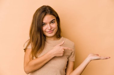 Genç, sıska, beyaz, genç bir kız. Elinde bir fotokopi odası tutuyor..
