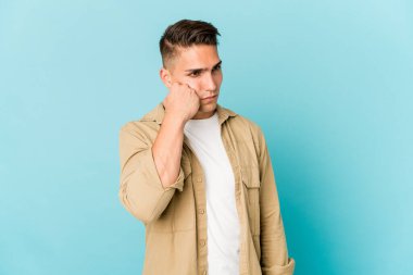 Üzgün ve dalgın hisseden, kopyalama alanına bakan, yalnız, beyaz, yakışıklı genç bir adam..