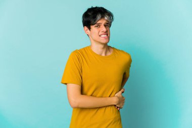 Renkli arka planda poz veren sıska, genç bir İspanyol. 