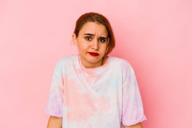 Genç Arap melez kadın omuz silker ve gözleri açık kalır..