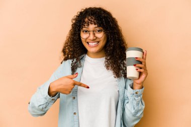 Afro-Amerikan Afro-Amerikan bir kadın, elinde kahve siparişi veren bir kadın, gömlek fotokopi odasını işaret ediyor, gururlu ve kendinden emin.