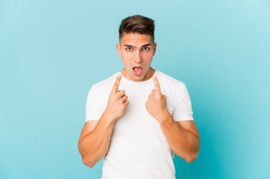 Kafkasyalı yakışıklı bir adam yalnız, ağzı açık, üst tarafı işaret ediyor..