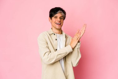 Genç, sıska İspanyol adam enerjik ve rahat hissediyor ellerini ovuşturuyor kendinden emin..