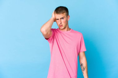 Genç, beyaz, yakışıklı, yorgun ve uykulu bir adam..