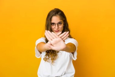 Beyaz bir kadın inkar jesti yapıyor.