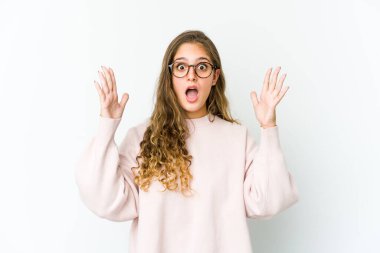 Genç beyaz kadın zaferi ya da başarıyı kutluyor, şaşırıyor ve şok oluyor..